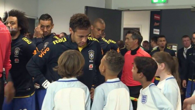 Quand un petit enfant demande à Neymar pourquoi il a quitté le Barça !