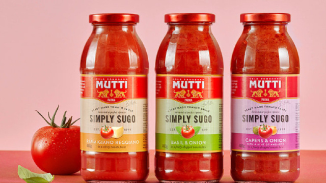 Tre barattoli della passata di pomodoro Mutti