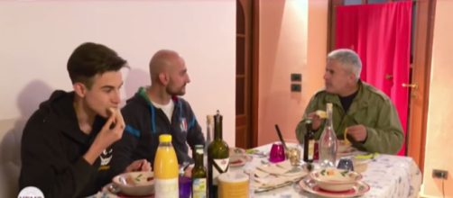 Enrico Lucci a tavola con famiglia vegana