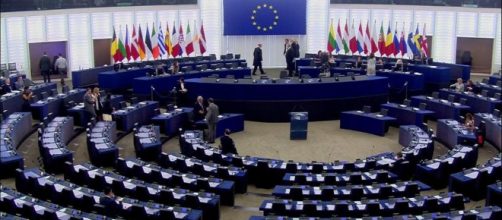 Il Parlamento Europeo con le poltrone vuote