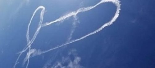 Jet militare disegna un pene gigante nel cielo