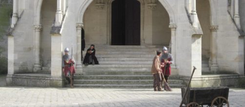 Les figurants de la saison 5 de la série Merlin patientent entre deux scènes. Photo prise par Sophie Bourrier au Château de Pierrefonds.