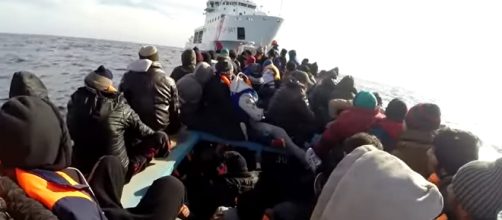 Migranti in un 'viaggio della speranza', soccorsi in mare dalla Guardia costiera