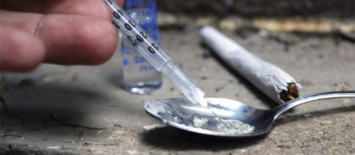 Muore dopo aver toccato droga per salvare il figlio in preda ad un'overdose