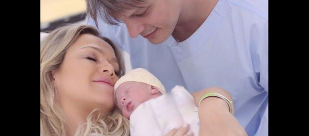 O casal acabou de ganhar a pequena Manuela O casal acabou de ganhar a pequena Manuela