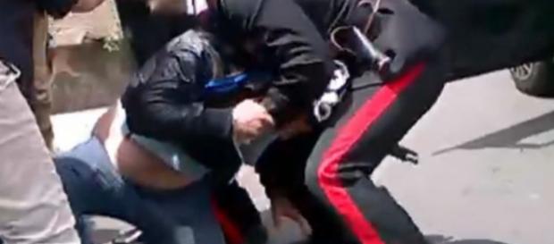 Uomo arrestato dai carabinieri Uomo arrestato dai carabinieri
