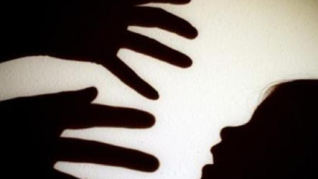 Coppia omosessuale australiana ha abusato per anni del bambino adottato.