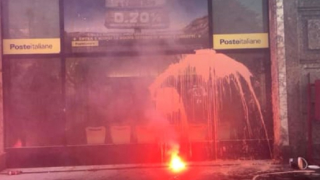 Studenti in piazza a Milano imbrattano una sede delle Poate italiane