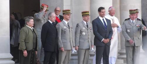 Le Comte de Paris (à gauche, en noir) et Louis XX, Duc d'Anjou (à droite, cravate bleu)
