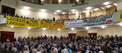 La platea dell'assemblea per una lista popolare di sinistra del 18 novembre (Foto esclusiva di Maurizio Ribechini)