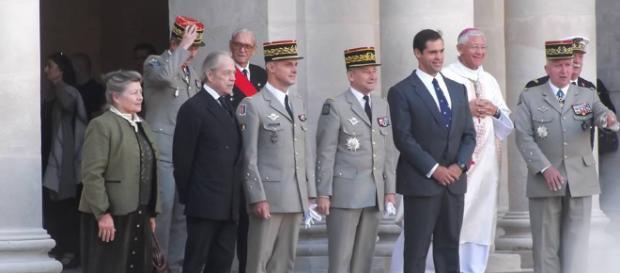 Le Comte de Paris (à gauche, en noir) et Louis XX, Duc d'Anjou (à droite, cravate bleu) Le Comte de Paris (à gauche, en noir) et Louis XX, Duc d'Anjou (à droite, cravate bleu)