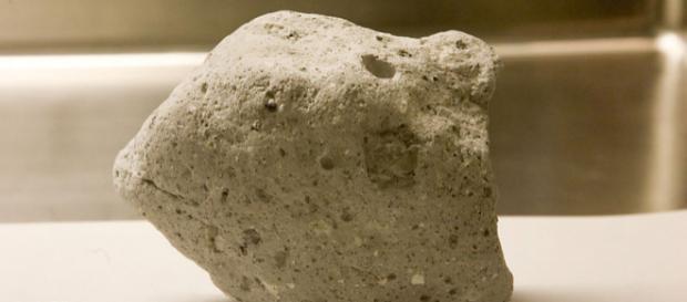 Moon rock in Johnson Space Center's vault in Houston, Texas (Image credit – Shannon Moore, Wikimedia Commons) Moon rock in Johnson Space Center's vault in Houston, Texas (Image credit – Shannon Moore, Wikimedia Commons)
