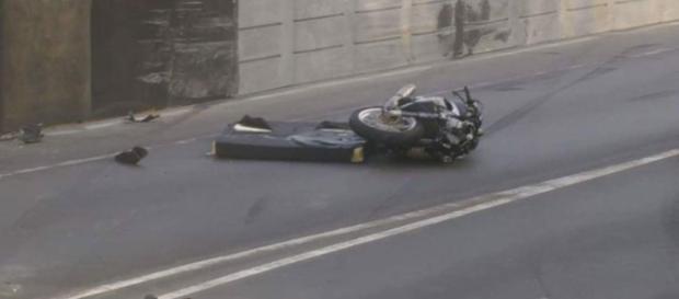 Moto ficou destruída após a batida Moto ficou destruída após a batida
