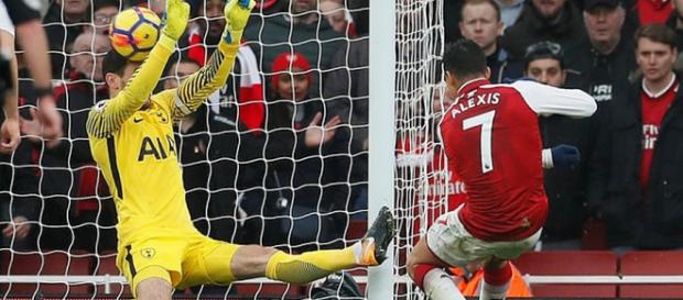 Sánchez fez o segundo gol da partida Sánchez fez o segundo gol da partida