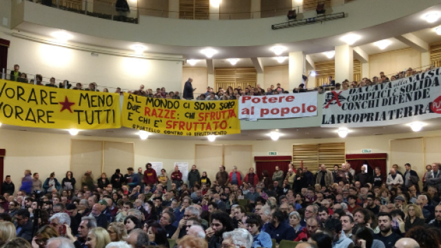 La platea dell'assemblea per una lista popolare di sinistra del 18 novembre (Foto esclusiva di Maurizio Ribechini)