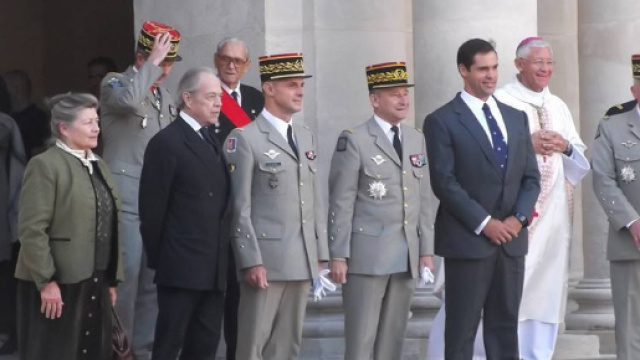 Le Comte de Paris (à gauche, en noir) et Louis XX, Duc d'Anjou (à droite, cravate bleu)