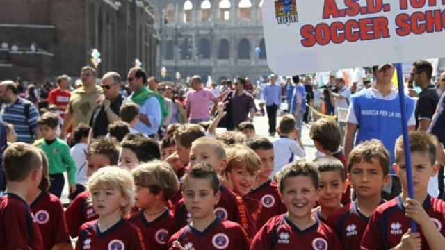 Piccolo bullo di 8 anni espulso dalla Totti Soccer School per aver picchiato un compagno con disabilità