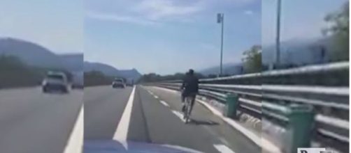 Migrante in bici in autostrada, poliziotto pubblica un video con ... - huffingtonpost.it