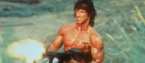 Sylvester Stallone, en una típica imagen de Johnny Rambo, su personaje justiciero ex combatiente de Vietnam, con su inseparable metralleta