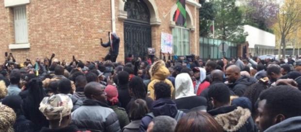 Esclavagisme en Libye : Une manifestation a eu lieu devant l'ambassade de Libye à Paris Esclavagisme en Libye : Une manifestation a eu lieu devant l'ambassade de Libye à Paris