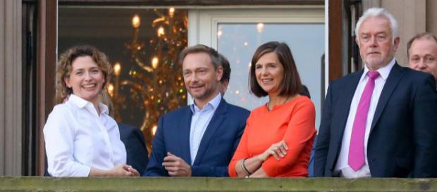 Hier schien noch alles in Ordnung: Christian Lindner (FDP) mit seinen Sondierungspartnern - rp-online.de Hier schien noch alles in Ordnung: Christian Lindner (FDP) mit seinen Sondierungspartnern - rp-online.de