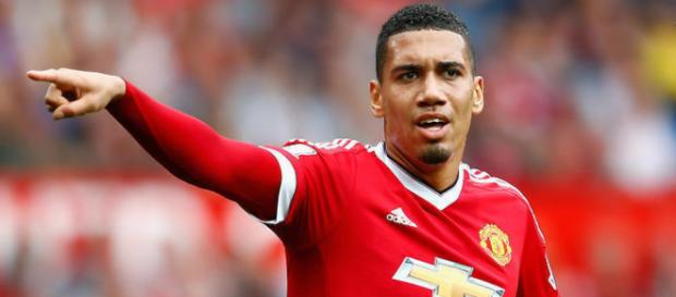 Manchester United defender, Chris Smalling representing his team in a past match. (Image via Man trinh dien/Flickr) Manchester United defender, Chris Smalling representing his team in a past match. (Image via Man trinh dien/Flickr)