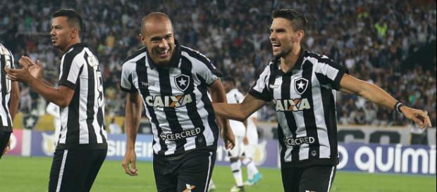Roberto de Andrade fala que Corinthians pode ter de quatro a cinco reforços em 2018 Roberto de Andrade fala que Corinthians pode ter de quatro a cinco reforços em 2018