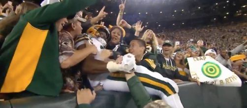 Aaron Jones scores a touchdown for the Packers. [Image via MLG Highlights/YouTube Screencap]