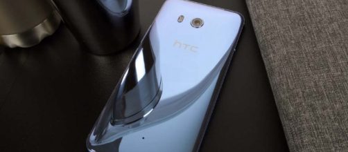 Un’immagine di HTC U11, la versione di base dello smartphone che poteva essere il Pixel 2 XL