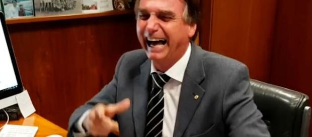 Bolsonaro é fã do seriado Chaves Bolsonaro é fã do seriado Chaves