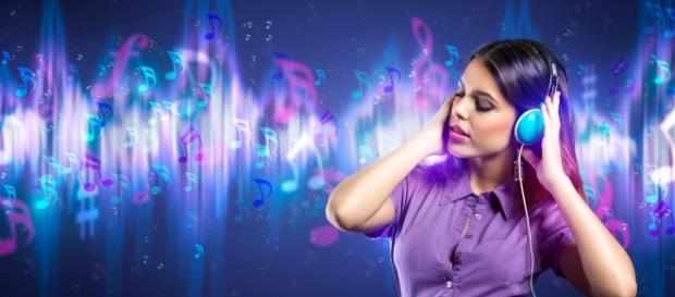 Chicas escuchando la melodía de su vida Chicas escuchando la melodía de su vida