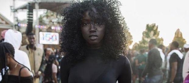 Cliché viral d'Anok Yai posté sur le compte Instagram TheSUNK. Cliché viral d'Anok Yai posté sur le compte Instagram TheSUNK.