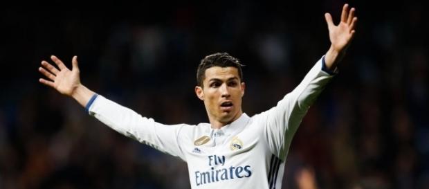 Cristiano Ronaldo mécontent de Florentino Perez au Real Madrid - foot01.com Cristiano Ronaldo mécontent de Florentino Perez au Real Madrid - foot01.com