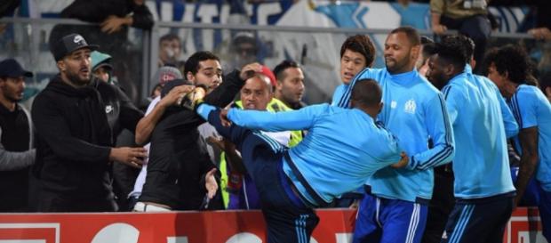 Evra patea patea a un aficionado de su propio equipo | Publimetro ... - com.mx Evra patea patea a un aficionado de su propio equipo | Publimetro ... - com.mx