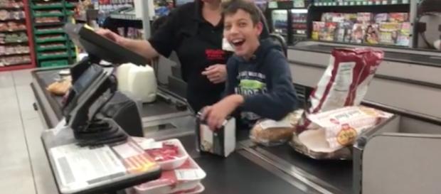 Gesto impactante na vida de um garotinho com paralisia cerebral (Foto: Captura de vídeo) Gesto impactante na vida de um garotinho com paralisia cerebral (Foto: Captura de vídeo)