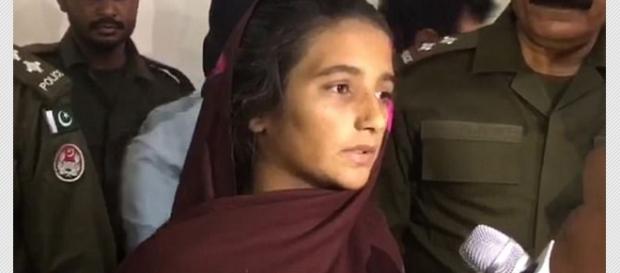 Mulher é presa acusada de assassinato Mulher é presa acusada de assassinato