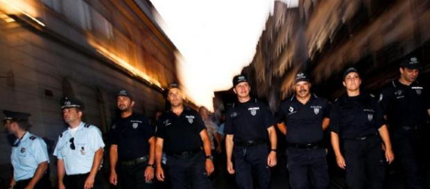 Os policias protegem pessoas e bens mesmo que com o sacrifício da própria vida Os policias protegem pessoas e bens mesmo que com o sacrifício da própria vida