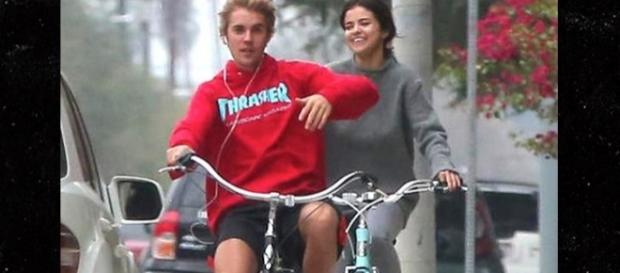 Selena und Justin bei einer Fahrradtour in L.A am 01.November. - tmz.com Selena und Justin bei einer Fahrradtour in L.A am 01.November. - tmz.com