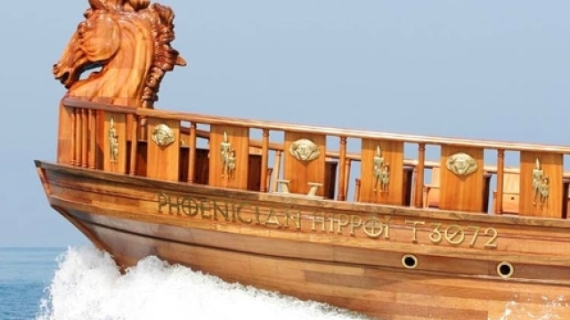 La prua a forma di testa di cavallo della nave fenicia Hippos.