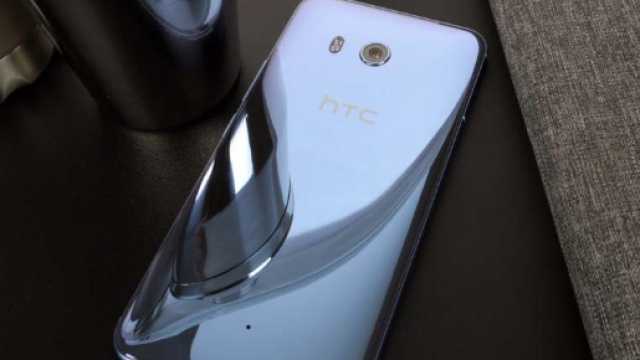 Un&rsquo;immagine di HTC U11, la versione di base dello smartphone che poteva essere il Pixel 2 XL