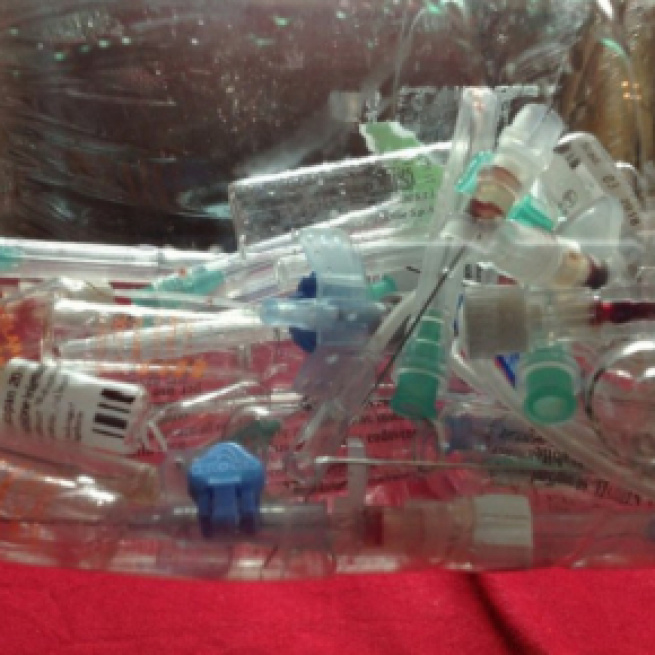 Graphic depiction of syringes. (Image from alexroma/Pixabay)