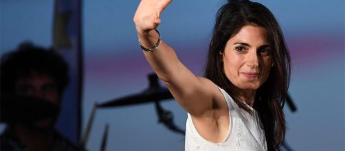 Raggi, è sempre più caos. Pd all'attacco sul contratto: "È ... - today.it