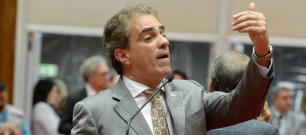 Deputado debocha de projeto de lei, mas descobre que ele é o autor Deputado debocha de projeto de lei, mas descobre que ele é o autor