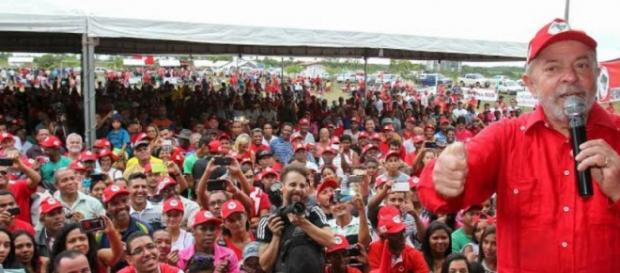 Lula promete apoiar chapa de Manuela Lula promete apoiar chapa de Manuela