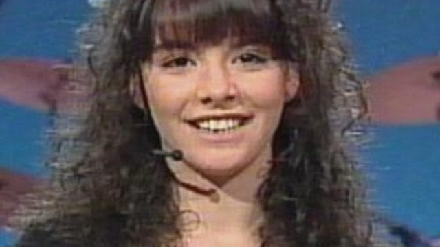 Angela Di Cosimo mentre cantava ai tempi di Non è la Rai