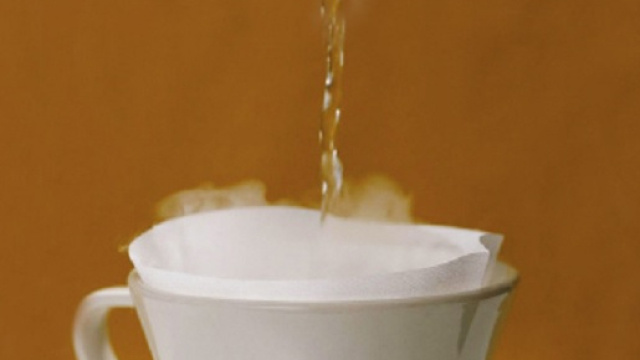 Bere acqua cada fa bene alla salute.