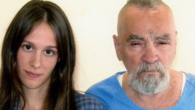 Charles Manson, il serial killer si sposa con una ragazza di 26 anni - fanpage.it
