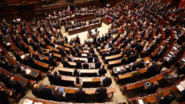 La politica: il piede su due staffe