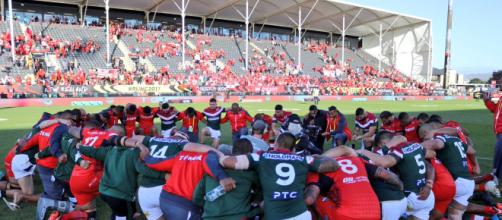 Lebanon and Tonga meet in prayer following the latter's 24-22 victory in last weekend's quarter-finals. Image Source: Twitter (@LebanonRL).
