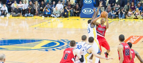 Damian Lillard takes a shot on the court. nikk_la/Wikimedia